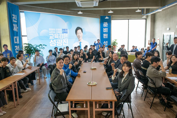 [대전=뉴시스] 성광진 예비후보와 (사)아트리와 새싹키움장학회 청년단 관계자 등 기념촬영. (사진=성광진 후보캠프 제공) 2026.05.02. photo@newsis.com *재판매 및 DB 금지