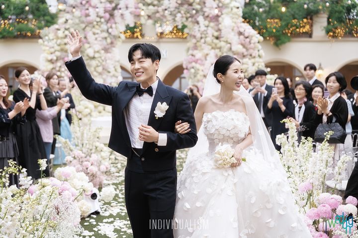 [서울=뉴시스] 그룹 코요태 신지와 가수 문원이 연예계 동료들의 축복 속에 백년가약을 맺었다. (사진 = 아이웨딩 제공) 2026.05.02. photo@newsis.com *재판매 및 DB 금지