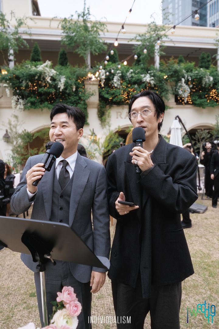 [서울=뉴시스] 그룹 코요태 신지와 가수 문원이 연예계 동료들의 축복 속에 백년가약을 맺었다. (사진 = 아이웨딩 제공) 2026.05.02. photo@newsis.com *재판매 및 DB 금지