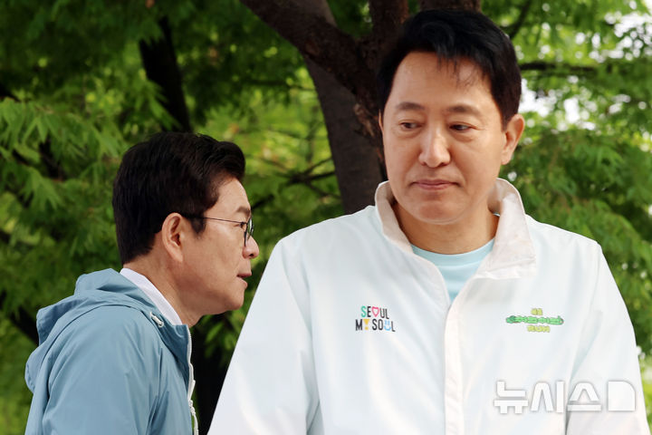 [서울=뉴시스] 조성우 기자 = 정원오(왼쪽) 더불어민주당 서울시장 후보가 2일 오전 서울 마포구 평화의공원 평화광장에서 열린 제26회 여성마라톤 대회에서 오세훈 국민의힘 서울시장 후보 뒤로 지나가고 있다. 2026.05.02. xconfind@newsis.com