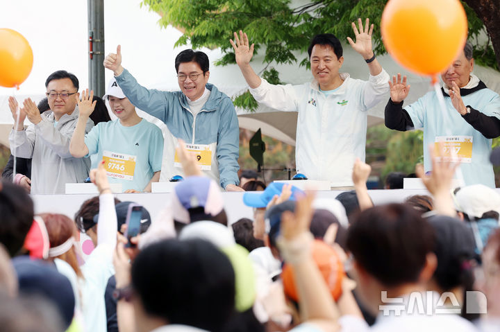 [서울=뉴시스] 조성우 기자 = 정원오(왼쪽 세 번째부터) 더불어민주당 서울시장 후보와 오세훈 국민의힘 서울시장 후보가 2일 오전 서울 마포구 평화의공원 평화광장에서 열린 제26회 여성마라톤 대회에서 참가자들을 응원하고 있다. 2026.05.02. xconfind@newsis.com