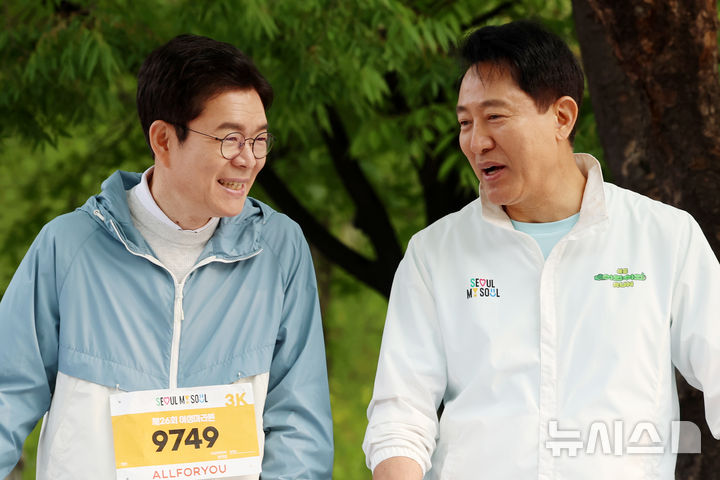 [서울=뉴시스] 조성우 기자 = 정원오(왼쪽) 더불어민주당 서울시장 후보와 오세훈 국민의힘 서울시장 후보가 2일 오전 서울 마포구 평화의공원 평화광장에서 열린 제26회 여성마라톤 대회에서 대화하고 있다. 2026.05.02. xconfind@newsis.com
