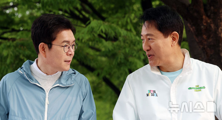 [서울=뉴시스] 조성우 기자 = 정원오(왼쪽) 더불어민주당 서울시장 후보와 오세훈 국민의힘 서울시장 후보가 2일 오전 서울 마포구 평화의공원 평화광장에서 열린 제26회 여성마라톤 대회에서 대화하고 있다. 2026.05.02. xconfind@newsis.com