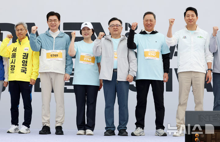[서울=뉴시스] 조성우 기자 = 정원오(왼쪽 두 번째) 더불어민주당 서울시장 후보와 오세훈(오른쪽) 국민의힘 서울시장 후보, 권영국(왼쪽) 정의당 서울시장 후보 등이 2일 오전 서울 마포구 평화의공원 평화광장에서 열린 제26회 여성마라톤 대회에서 기념촬영하고 있다. 2026.05.02. xconfind@newsis.com