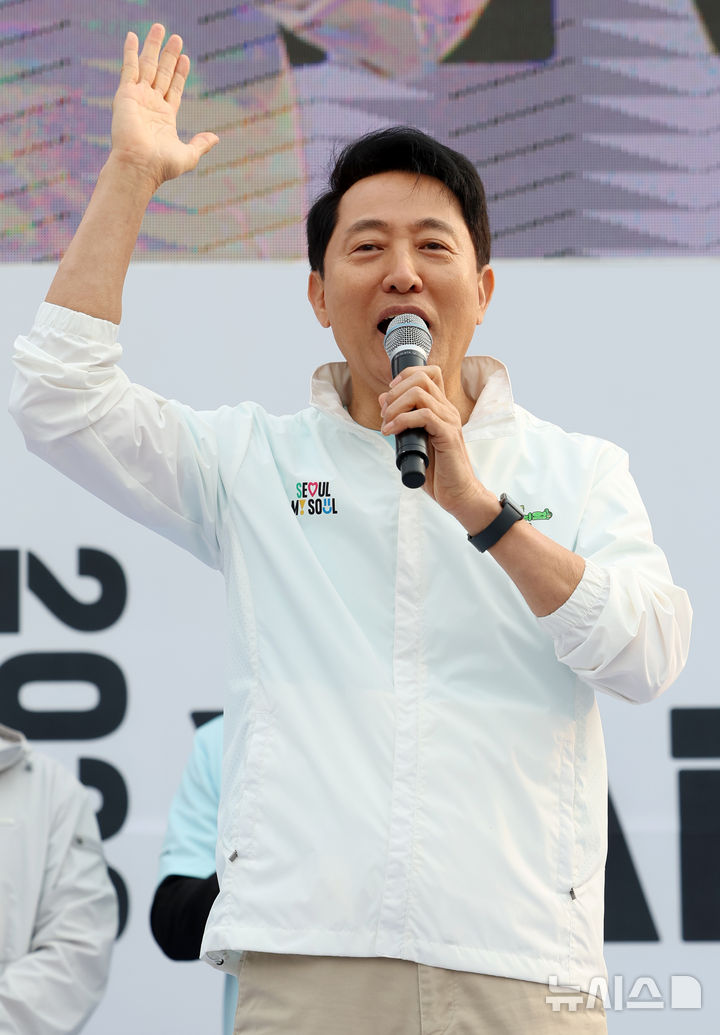 [서울=뉴시스] 조성우 기자 = 오세훈 국민의힘 서울시장 후보가 2일 오전 서울 마포구 평화의공원 평화광장에서 열린 제26회 여성마라톤 대회에서 인사말을 하고 있다. 2026.05.02. xconfind@newsis.com