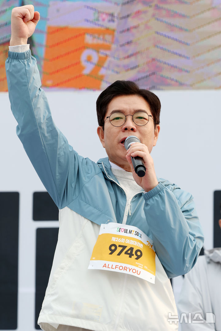 [서울=뉴시스] 조성우 기자 = 정원오 더불어민주당 서울시장 후보가 2일 오전 서울 마포구 평화의공원 평화광장에서 열린 제26회 여성마라톤 대회에서 인사말을 하고 있다. 2026.05.02. xconfind@newsis.com