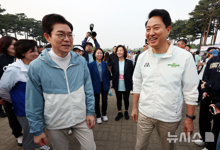 [서울=뉴시스] 조성우 기자 = 정원오 더불어민주당 서울시장 후보와 오세훈 국민의힘 서울시장 후보가 2일 오전 서울 마포구 평화의공원 평화광장에서 열린 제26회 여성마라톤 대회에서 대화하고 있다. 2026.05.02. xconfind@newsis.com
