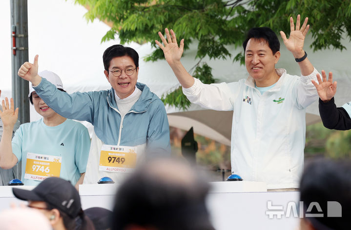 [서울=뉴시스] 조성우 기자 = 정원오(왼쪽) 더불어민주당 서울시장 후보와 오세훈 국민의힘 서울시장 후보가 2일 오전 서울 마포구 평화의공원 평화광장에서 열린 제26회 여성마라톤 대회에서 참가자들을 응원하고 있다. 2026.05.02. xconfind@newsis.com