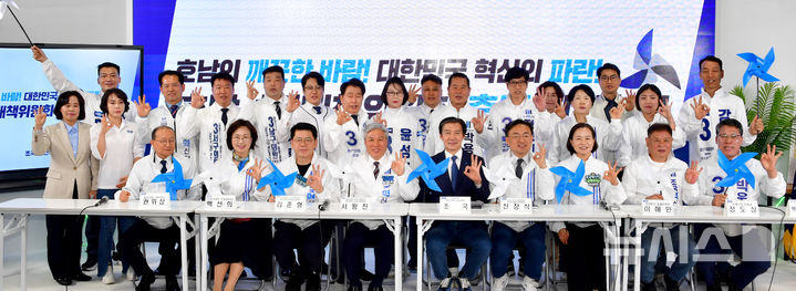 [광주=뉴시스] 류형근 기자 = 2일 오전 광주 남구 음악산업진흥센터에서 6·3지방선거 조국혁신당 호남선거대책위원회 출범 기자회견을 한 뒤 '바람개비'를 들고 퍼포먼스를 하고있다. 2026.05.02. hgryu77@newsis.com