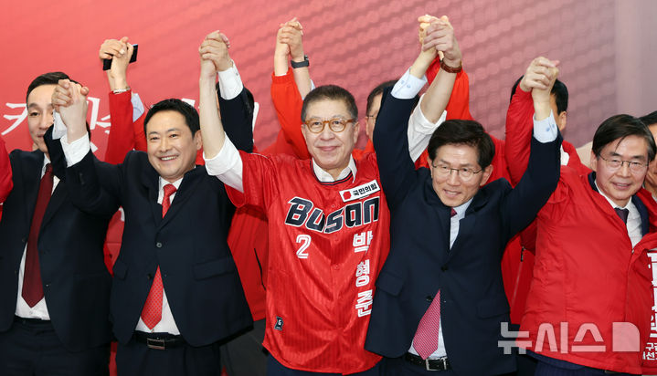  [부산=뉴시스] 하경민 기자 = 장동혁 국민의힘 대표가 2일 부산 부산진구의 한 건물에서 열린 박형준 부산시장 후보 선거사무실 개소식에 참석, 행사가 끝난 뒤 박 후보 등과 손을 들고 인사하고 있다. 장 대표와 송 원내대표가 지선 후보 선거사무실 개소식에 참석한 것은 이번이 처음이다. 2026.05.02. yulnetphoto@newsis.com