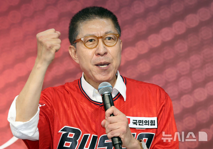  [부산=뉴시스] 하경민 기자 = 박형준 국민의힘 부산시장 후보가 2일 부산 부산진구의 한 건물에 마련된 자신의 선거사무실 개소식에서 인사말을 하고 있다.&nbsp; 장 대표와 송 원내대표가 지선 후보 선거사무실 개소식에 참석한 것은 이번이 처음이다. 2026.05.02. yulnetphoto@newsis.com