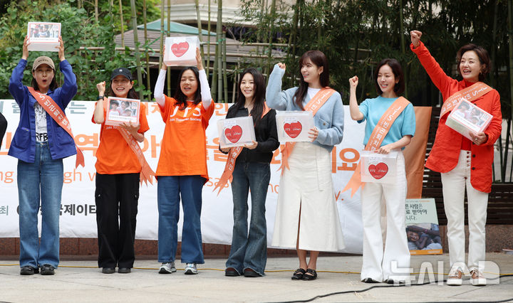 [서울=뉴시스] 조성우 기자 = 배우 배종옥(오른쪽부터), 한지민, 한효주, 조혜정, 이상희, 서정연이 2일 서울 중구 명동 하나플레이파크에서 열린 길벗 JTS 거리 모금 캠페인에서 시민들에게 인사하고 있다. 2026.05.02. xconfind@newsis.com