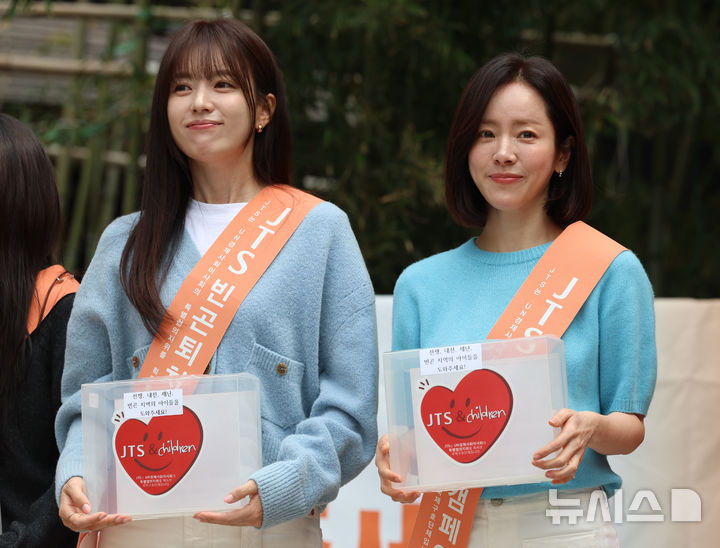 [서울=뉴시스] 조성우 기자 = 배우 한효주와 한지민이 2일 서울 중구 명동 하나플레이파크에서 열린 길벗 JTS 거리 모금 캠페인에 참석하고 있다. 2026.05.02. xconfind@newsis.com