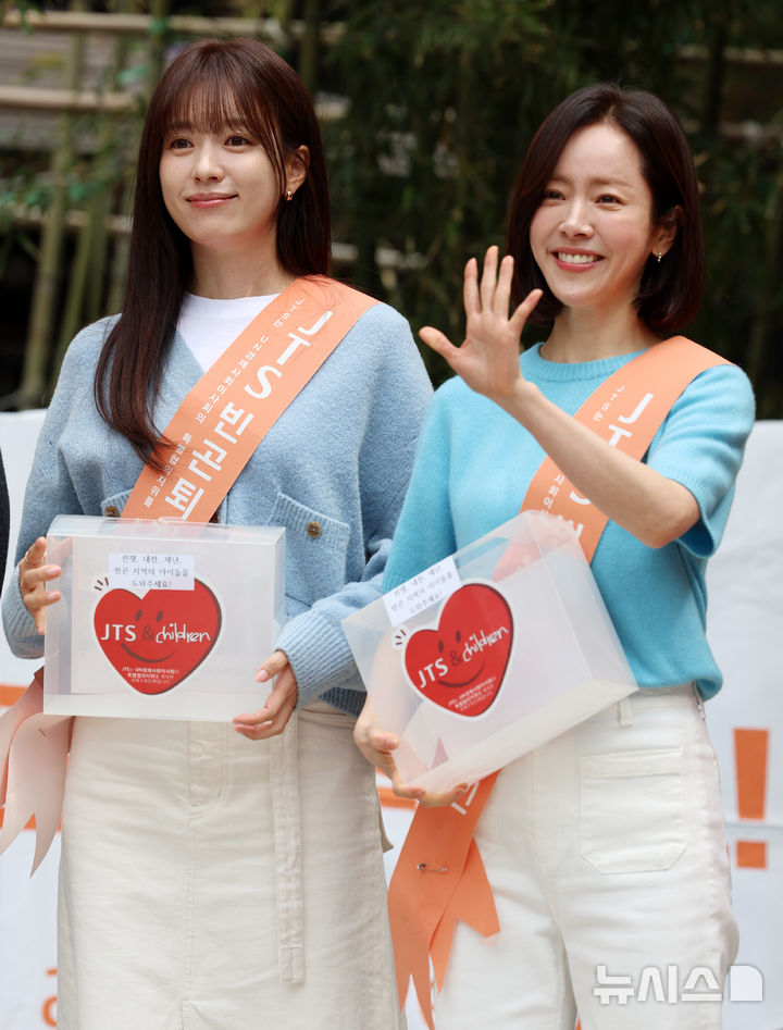 [서울=뉴시스] 조성우 기자 = 배우 한효주와 한지민이 2일 서울 중구 명동 하나플레이파크에서 열린 길벗 JTS 거리 모금 캠페인에서 시민들에게 인사하고 있다. 2026.05.02. xconfind@newsis.com