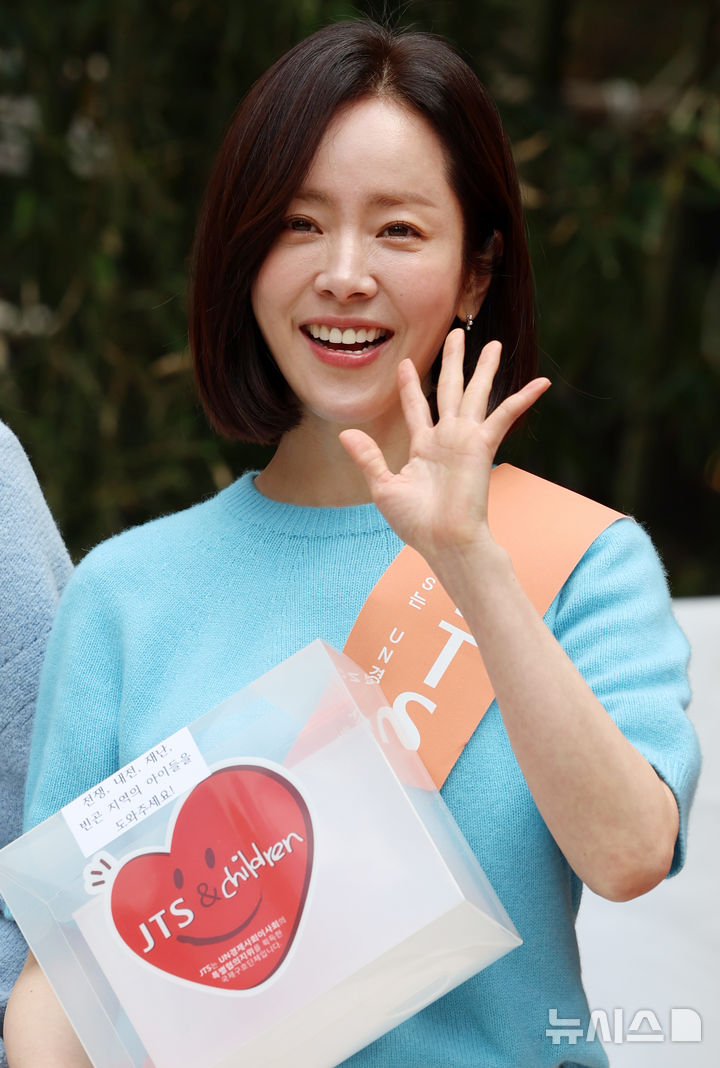 [서울=뉴시스] 조성우 기자 = 배우 한지민이 2일 서울 중구 명동 하나플레이파크에서 열린 길벗 JTS 거리 모금 캠페인에서 시민들에게 인사하고 있다. 2026.05.02. xconfind@newsis.com