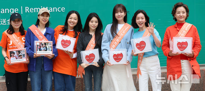 [서울=뉴시스] 조성우 기자 = 배우 배종옥(오른쪽부터), 한지민, 한효주, 조혜정, 이상희 등이 2일 서울 중구 명동 하나플레이파크에서 열린 길벗 JTS 거리 모금 캠페인에서 기념촬영하고 있다. 2026.05.02. xconfind@newsis.com