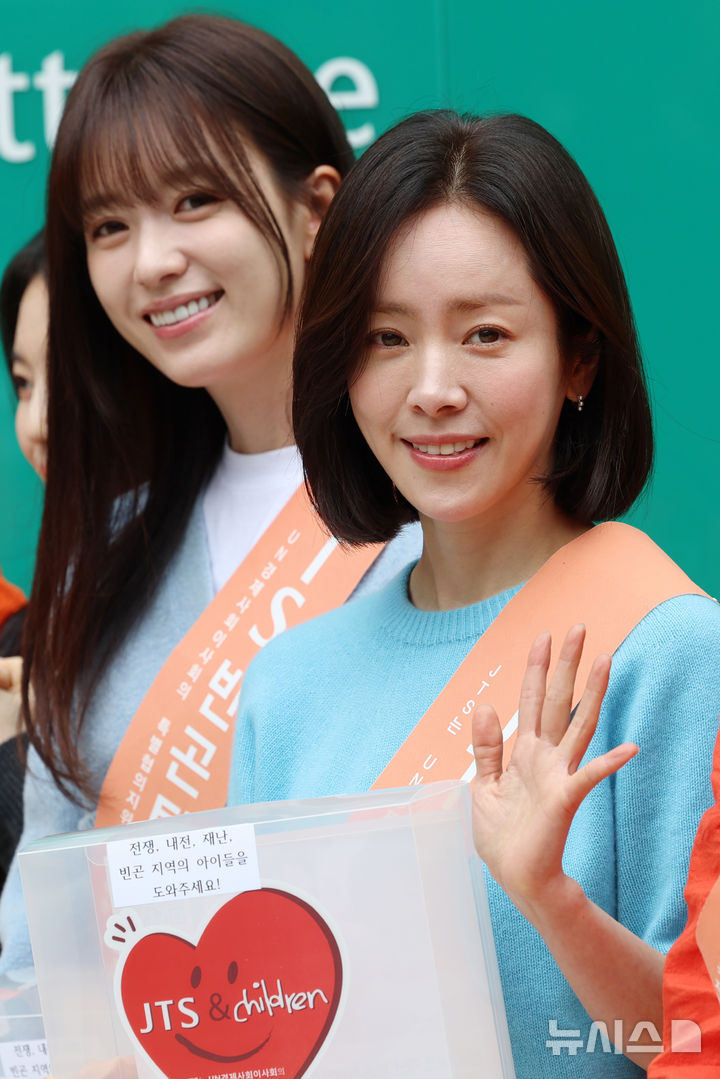 [서울=뉴시스] 조성우 기자 = 배우 한지민(오른쪽)이 2일 서울 중구 명동 하나플레이파크에서 열린 길벗 JTS 거리 모금 캠페인에서 시민들에게 인사하고 있다. 2026.05.02. xconfind@newsis.com