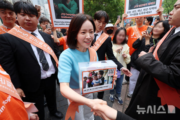[서울=뉴시스] 조성우 기자 = 배우 한지민이 2일 서울 중구 명동 하나플레이파크에서 열린 길벗 JTS 거리 모금 캠페인에서 모금 활동을 하고 있다. 2026.05.02. xconfind@newsis.com