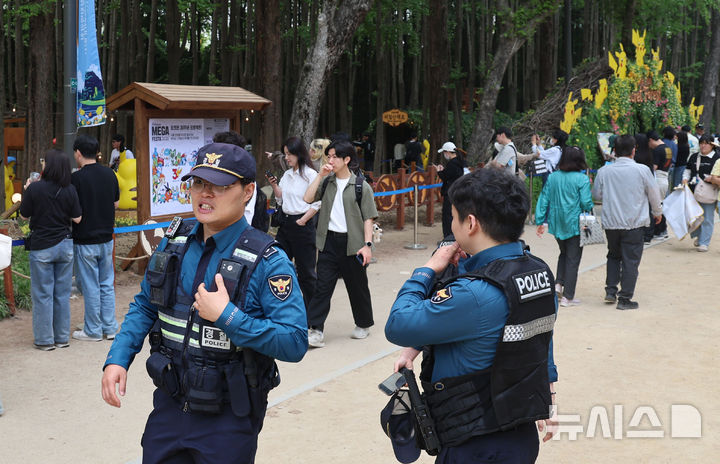 [서울=뉴시스] 권창회 기자 = 서울 성동구 서울숲 '포켓몬 시크릿 포레스트' 행사장에서 경찰이 순찰을 돌고 있다. 2026.05.02. kch0523@newsis.com