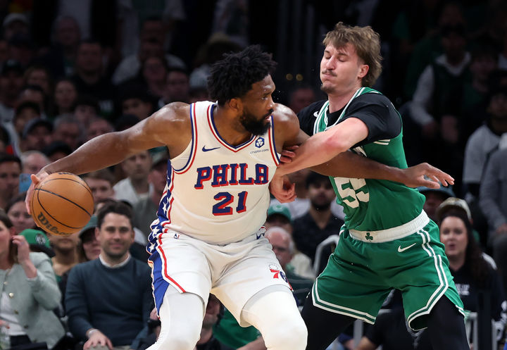 [보스턴=AP/뉴시스] 미국프로농구(NBA) 필라델피아 세븐티식서스의 조엘 엠비드(왼쪽). 2026.05.02.