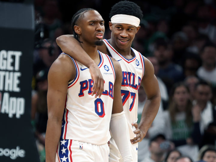 [보스턴=AP/뉴시스] 미국프로농구(NBA) 필라델피아 세븐티식서스의 타이리스 맥시(왼쪽), VJ 에지컴. 2026.05.02.