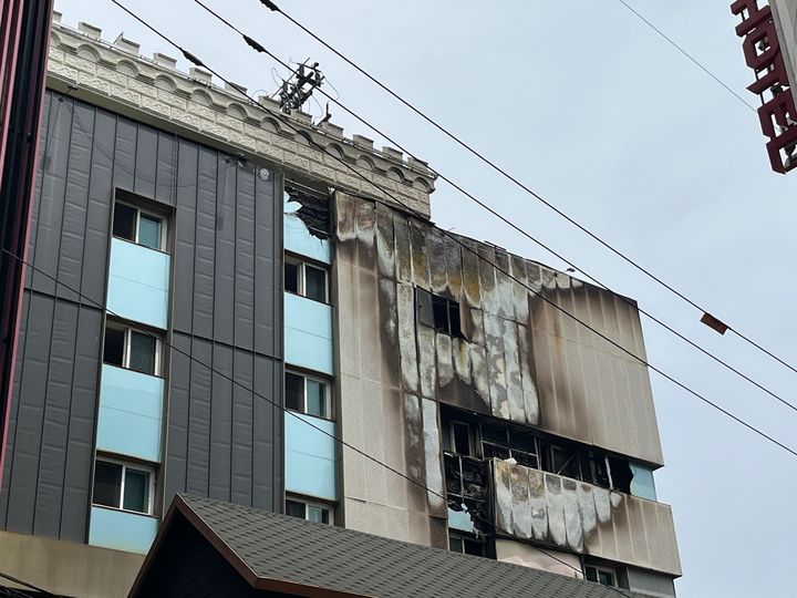 [부산=뉴시스] 2일 오전 부산 중구의 호텔에서 불이 나 90여명이 대피하는 소동이 벌어졌다. (사진=부산소방재난본부 제공) 2026.05.03. photo@newsis.com *재판매 및 DB 금지