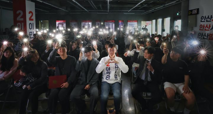 [안산=뉴시스] 이민근 국민의힘 경기안산시장 후보가 2일 선거사무소에서 청년위원회를 발대, 참여 청년들과 함께 사진을 찍고 있다. (사진=이민근 원팀캠프 제공) 2026.05.03. photo@newsis.com *재판매 및 DB 금지