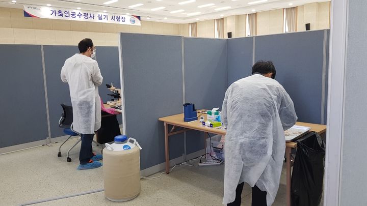 [세종=뉴시스] 농촌진흥청은 가축 품종개량과 가축 질병 예방 전문 인력 양성을 위한 '2026년도 가축인공수정사 면허시험' 일정을 3일 발표했다. (사진=농진청 제공) 2026.05.03. photo@newsis.com *재판매 및 DB 금지