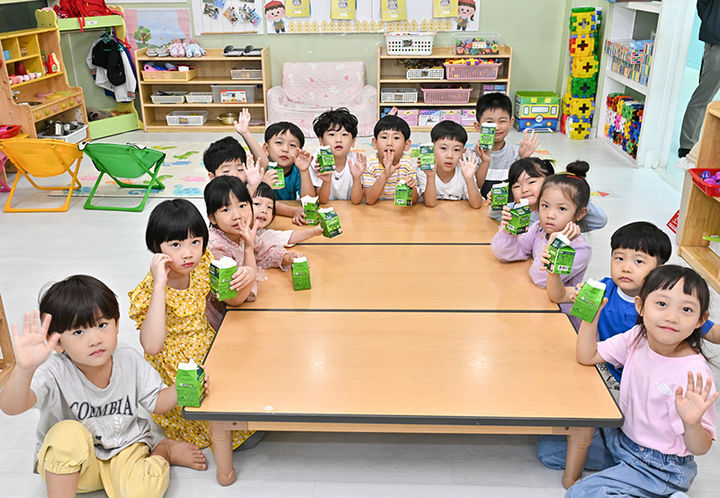 정선군 유치원, 어린이 집 아동 대상 우유 무상급식 모습. 사진은 기사와 관련 없음.(사진=정선군 제공) *재판매 및 DB 금지