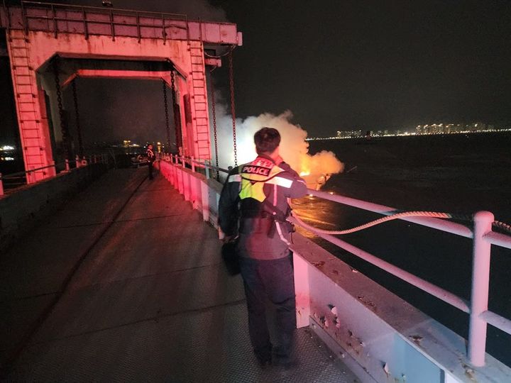 화재현장에 접근하는 해경(사진=군산해경 제공) *재판매 및 DB 금지
