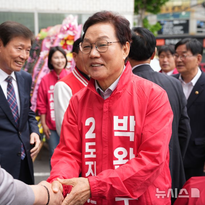[통영=뉴시스]박완수 경남도지사 후보가 지난 2일 통영시민문화회관 대강당에서 열린 국민의힘 통영당원협의회 필승결의대회에 참석해 지지자와 악수하고 있다.(사진=박완수후보 선거사무소 제공) 2026.05.03. photo@newsis.com