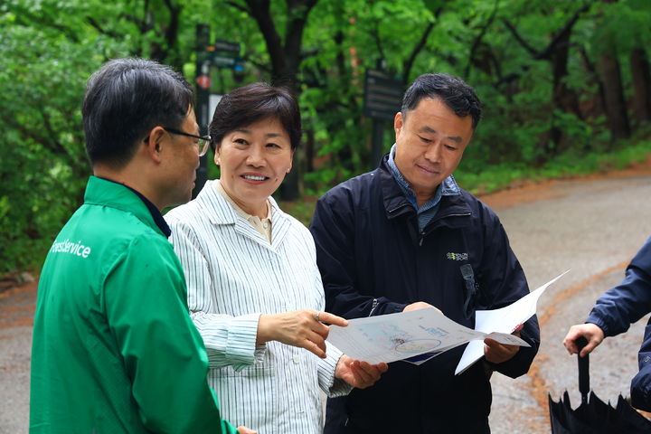 [세종=뉴시스] 송미령 농림축산식품부 장관은 3일 농촌체험휴양마을 동서트레일 조성 현장을 찾아 개통 준비 상황을 점검했다. (서진 = 농식품부 제공) *재판매 및 DB 금지
