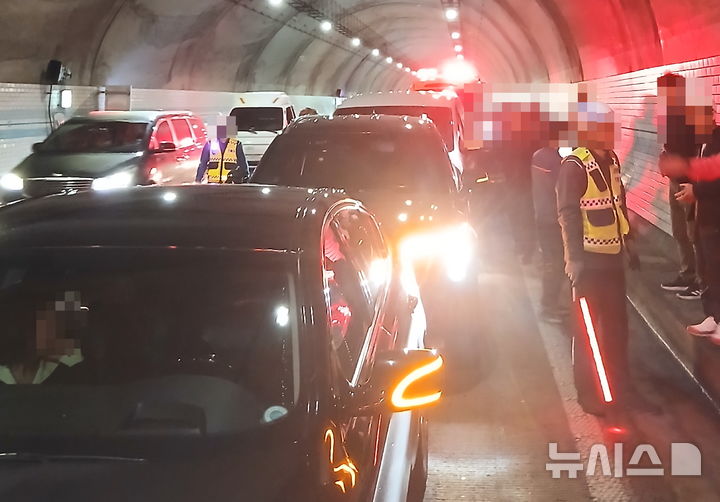 [보은=뉴시스] 3일 오후 2시6분께 충북 보은군 회인면 청주상주고속도로 서울방향 수리티터널에서 차량 5대가 잇따라 추돌하는 사고가 발생했다. (사진=보은소방서 제공) 2026.05.03. photo@newsis.com