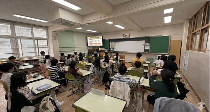 [서울=뉴시스]서이초등학교 학생들을 대상으로 HPV 예방접종에 대해 안내하는 모습. (사진=서초구 제공) 2026.05.03. photo@newsis.com *재판매 및 DB 금지