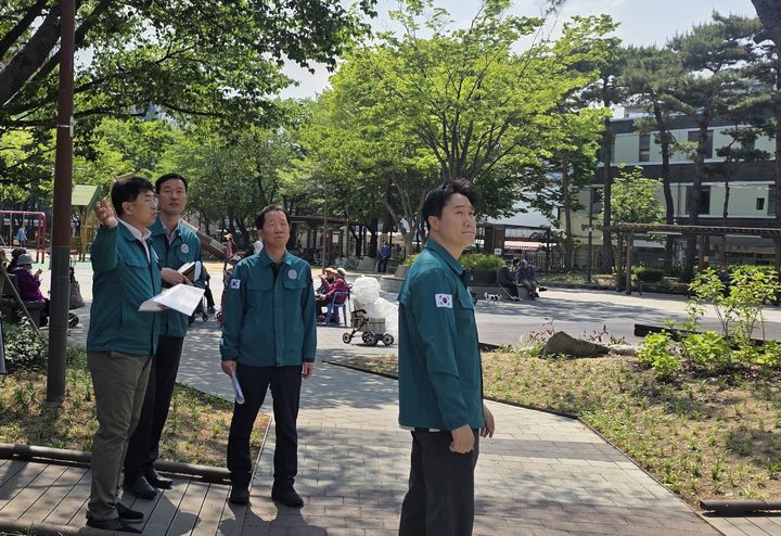 [서울=뉴시스]지난달 30일 진행한 어린이 이용시설 현장점검 모습. (사진=중구 제공) 2026.05.03. photo@newsis.com *재판매 및 DB 금지