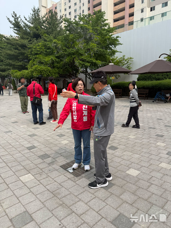 [과천=뉴시스] 신계용 후보가 중앙공원에서 만난 시민의 건의를 경청하고 있다.(사진=선거사무소 제공)..2026.05.03. photo@newsis.com