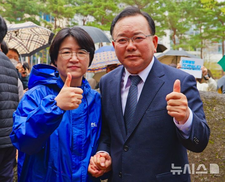 [포항=뉴시스] = 지난 3월30일 대구 228 기념 중앙 공원에서 열린 김부겸 대구시장 후보 출마 기자회견 현장에서 김 후보와 박희정 포항시장 후보가 두 손을 맞잡고 필승 결의를 다지고 있다. (사진=박희정 후보 선거사무소 제공) 2026.05.03. photo@newsis.com
