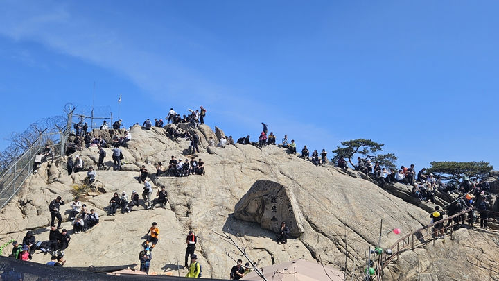 [서울=뉴시스]관악산 정상인 연주대에 오른 주민들. (사진=관악구 제공) 2026.05.03. photo@newsis.com *재판매 및 DB 금지