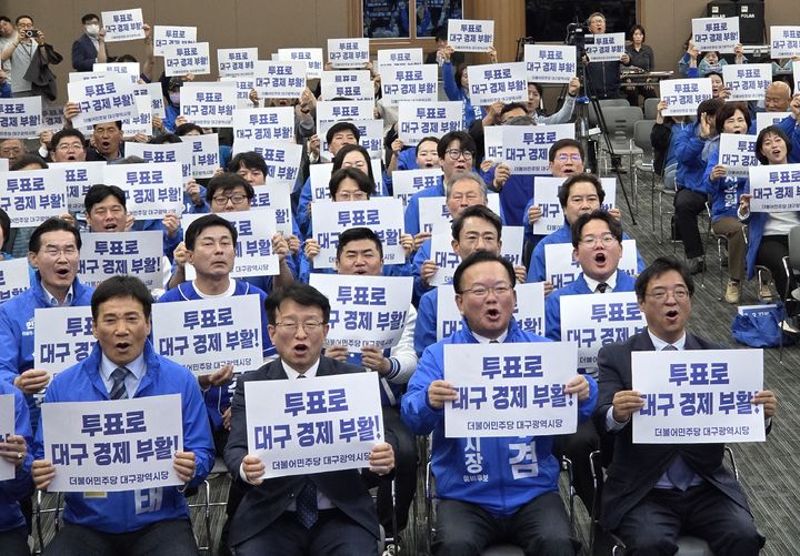 [대구=뉴시스]정창오 기자=더불어민주당 대구시당이 3일 오후 대구엑스코에서 김부겸 대구시장 후보를 비롯해 기초단체장, 광역·기초의원 후보자들이 참석한 가운데 필승 전진대회를 열고 승리를 다짐하는 퍼포먼스를 하고 있다(사진=민주당 제공) 2026.05.03 photo@newsis.com *재판매 및 DB 금지
