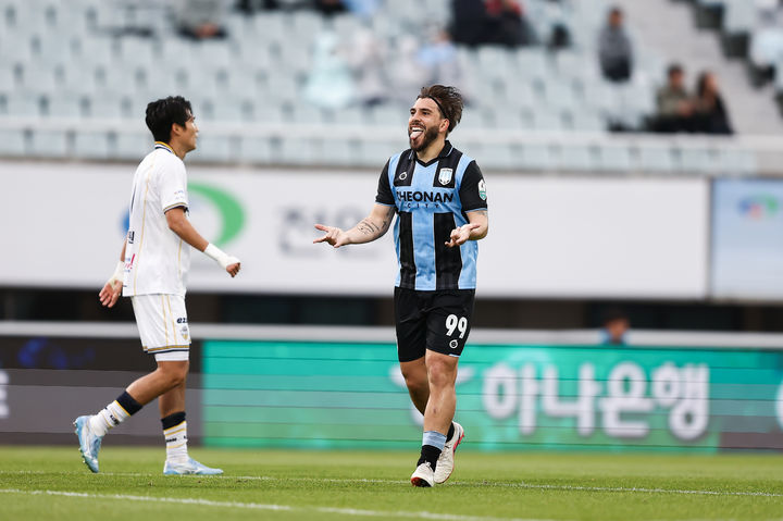 [천안=뉴시스] 천안시티FC 라마스가 3일 천안종합운동장에서 열린 충남아산FC와 경기에서 득점 후 기뻐하고 있다. (사진=천안시티FC 제공) 2026.05.03 photo@newsis.com *재판매 및 DB 금지
