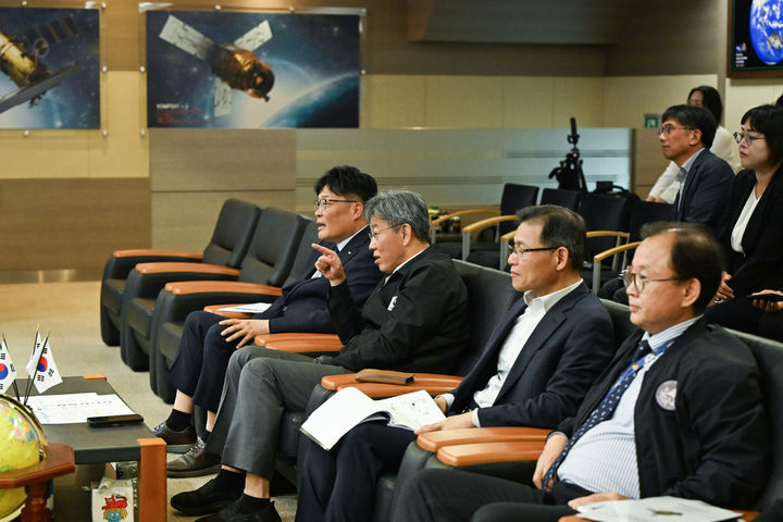 [서울=뉴시스] 김이탁 국토교통부 제1차관은 3일 오후 대전 한국항공우주연구원을 방문해 국토위성 2호 발사 실황을 점검했다고 밝혔다. (사진=국토부 제공) 2026. 5. 3. *재판매 및 DB 금지
