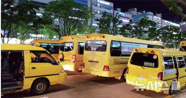 [안양=뉴시스] 안양 평촌학원가 불법 주정차 현장. (사진=독자 제공). 2026.05.04. photo@newsis.com