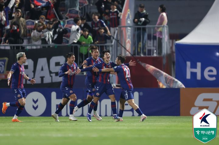 [서울=뉴시스] 프로축구 K리그2 수원FC의 최기윤. (사진=한국프로축구연맹 제공) *재판매 및 DB 금지