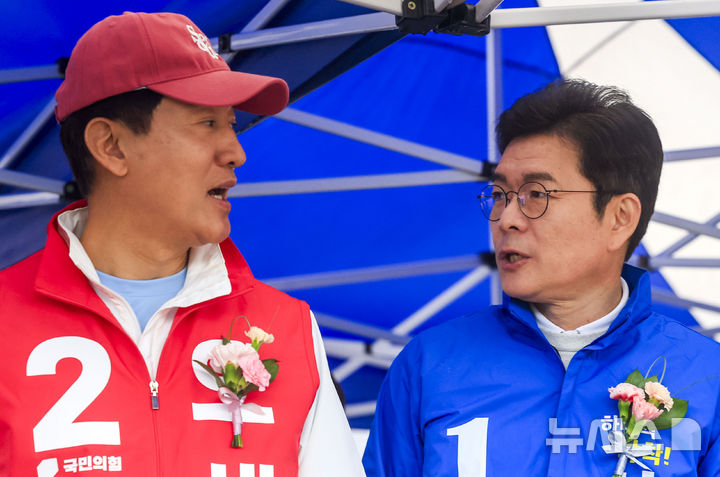 [서울=뉴시스] 정병혁 기자 = 정원오 더불어민주당 서울시장 후보와 오세훈 국민의힘 서울시장 후보가 3일 서울 용산구 효창운동장에서 열린 제44회 서울특별시장기 축구대회 개회식에 서 대화를 나누고 있다. 2026.05.03. jhope@newsis.com