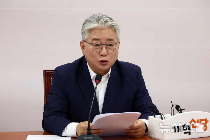 [서울=뉴시스] 고승민 기자 = 조응천 개혁신당 경기도지사 후보가 3일 서울 여의도 국회에서 현안 기자회견을 하고 있다. 2026.05.03. kkssmm99@newsis.com