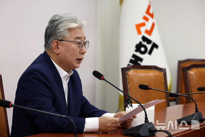 [서울=뉴시스] 고승민 기자 = 조응천 개혁신당 경기도지사 후보가 3일 서울 여의도 국회에서 현안 기자회견을 하고 있다. 2026.05.03. kkssmm99@newsis.com