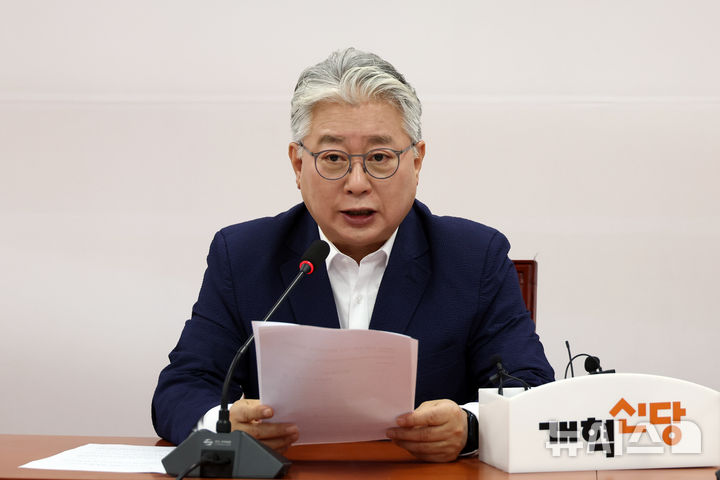 [서울=뉴시스] 고승민 기자 = 조응천 개혁신당 경기도지사 후보가 3일 서울 여의도 국회에서 현안 기자회견을 하고 있다. 2026.05.03. kkssmm99@newsis.com