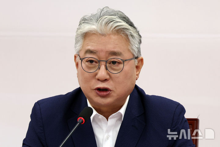 [서울=뉴시스] 고승민 기자 = 조응천 개혁신당 경기도지사 후보가 3일 서울 여의도 국회에서 현안 기자회견을 하고 있다. 2026.05.03. kkssmm99@newsis.com