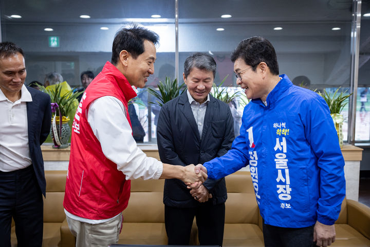 [서울=뉴시스] 고승민 기자 = 정원오 더불어민주당 서울시장 후보가 지난 3일 서울 효창운동장에서 열린 제44회 서울특별시장기 축구대회 개회식에서 t시작 전 오세훈 국민의힘 후보와 인사를 나누고 있다. (사진=정원오 캠프 제공) 2026.05.03. photo@newsis.com *재판매 및 DB 금지