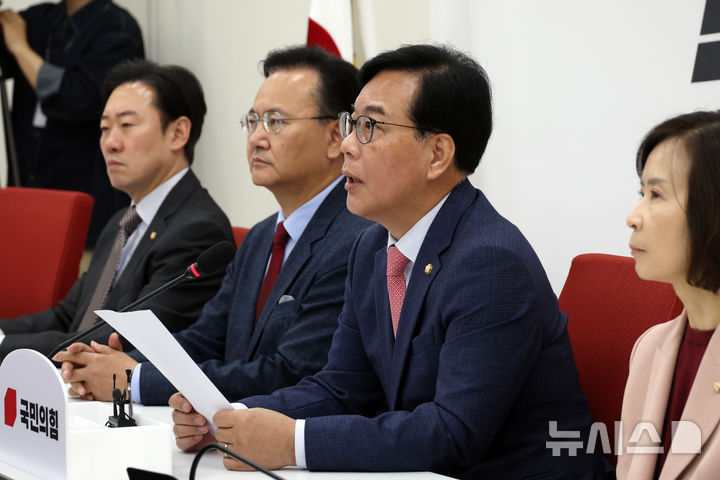 [서울=뉴시스] 고승민 기자 = 송언석 국민의힘 원내대표가 3일 서울 여의도 국회에서 현안 기자간담회를 하고 있다. 2026.05.03. kkssmm99@newsis.com